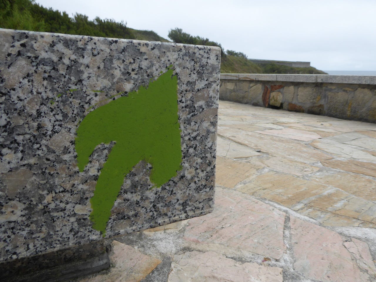 Waymarking arrow on the Camino dos Faros