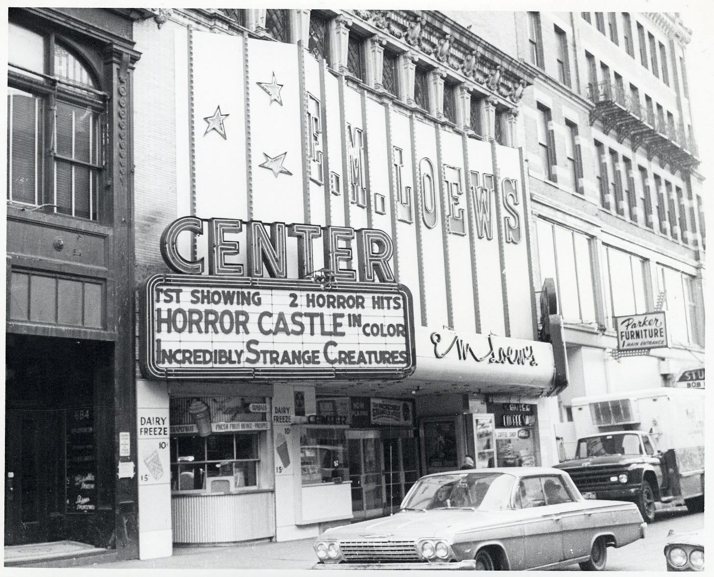 Een bioscoop in Boston adverteert een double feature van Horror Castle en Incredibly Strange Creatures.