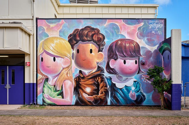 4 murs recouverts de fresques excessivement colorées