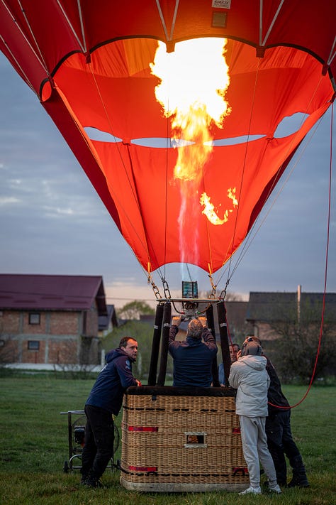 La Parada Baloanelor cu Aer Cald desfășurată în weekend la Brașov au venit echipaje și cluburi din Cluj, Câmpul Cetății (Mureș) și Botoșani. Dar, dincolo de nume și locuri, ceea ce s-a văzut pe teren a fost o comunitate.