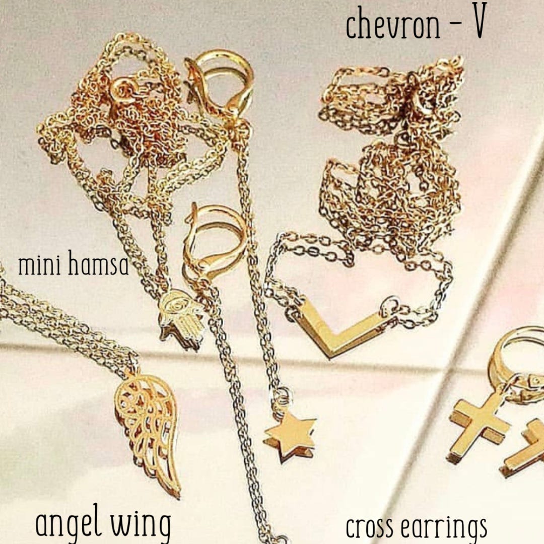 vrouw kiest persoonlijk symbool ketting zonder speciale gelegenheid