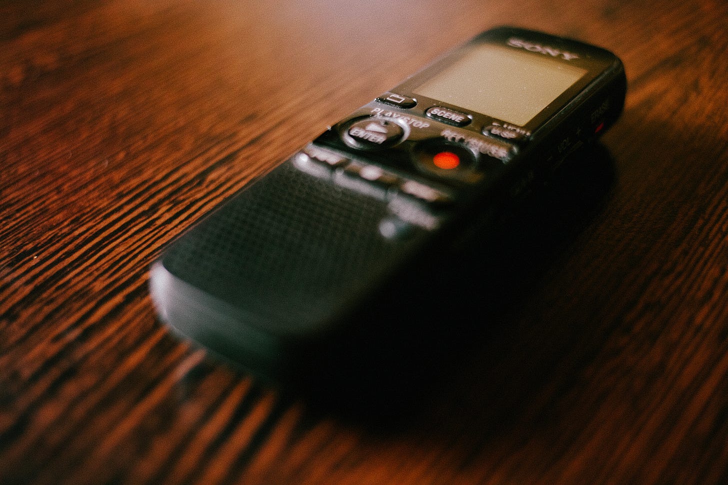 Диктофон Sony ICD-PX333 на деревянной поверхности.