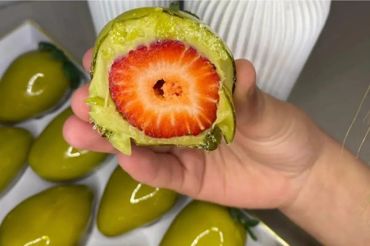 Morango com Pistache do Amor com Casquinha Crocante