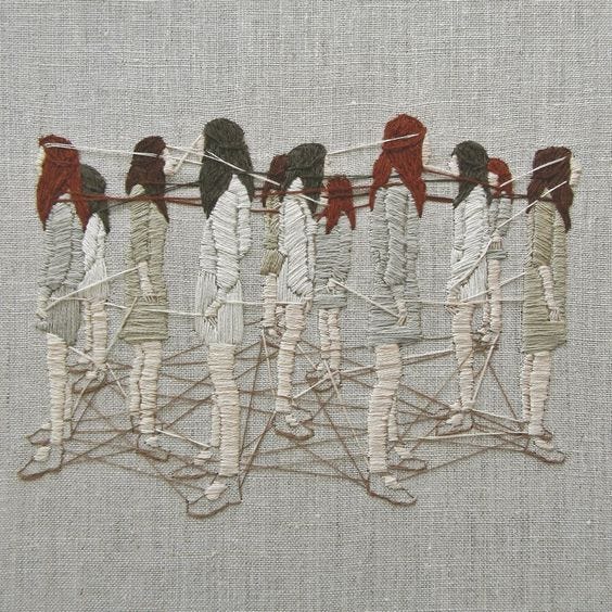 Broderi av Michelle Kingdom. Föreställer kvinnor som står i olika riktningar och är alla intrasslade i samma garn. 