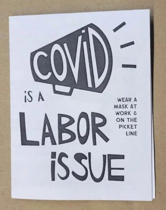 Covid is a labor issue, wear a mask at work and on the picket line (texte en noir sur fond blanc, le mot covid est inséré dans le dessin d'un mégaphone noir)