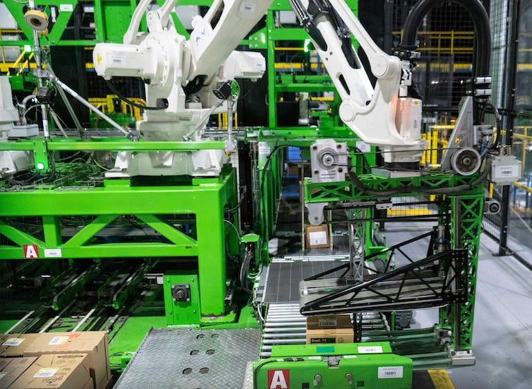 A green machine with white robots

Description automatically generated