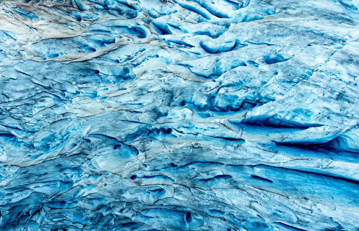 massa di ghiaccio azzurro con infinite crepe, alcune significative, altre trascurabili massa di ghiaccio azzurro con infinite crepe, alcune significative, altre trascurabili