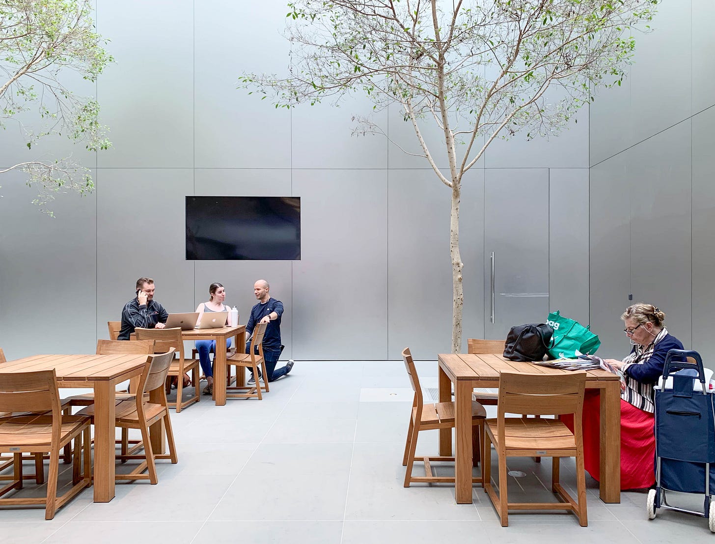 Outdoor seating in the atrium at Apple Bondi. Outdoor seating in the atrium at Apple Bondi.
