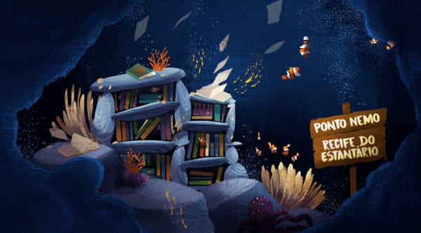 Descrição de imagem: uma ilustração retrata o fundo do mar. Nela, diversos peixes-palhaço de cor laranja, preto e branco nadam por algas e entre duas estantes de livro. As estantes são feitas de pedra. São duas, uma na frente da outra. Alguns livros têm páginas voando. Ao longe, cardumes de um peixe pequeno e amarelo. O espaço é escuro e as estantes são o ponto mais claro. No lado esquerdo, uma placa de madeira com os dizeres: Ponto Nemo / Recife do Estantário.