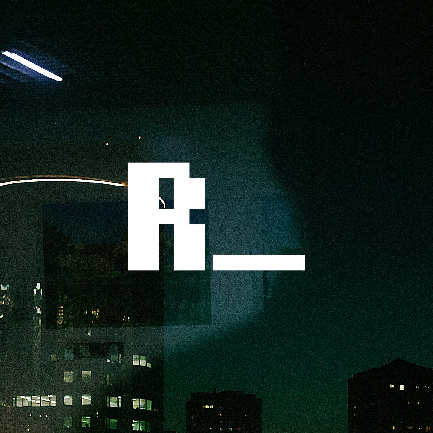 Логотип с буквой «Р» на фоне ночного города и окон зданий. Логотип с буквой «Р» на фоне ночного города и окон зданий.