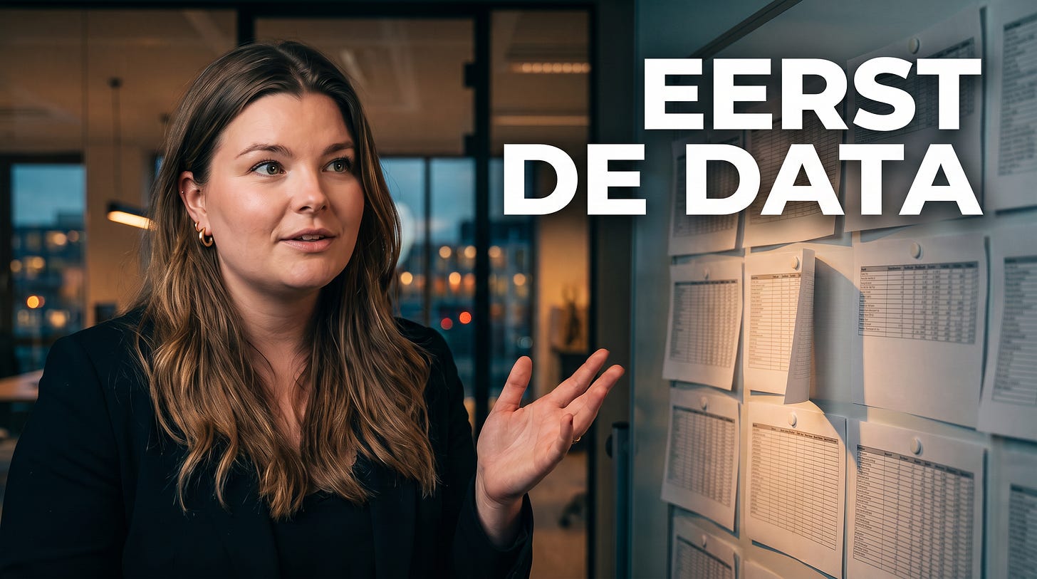 Jitske van der Sluis voor een muur met spreadsheet-uitdraaien, met de tekst EERST DE DATA Jitske van der Sluis voor een muur met spreadsheet-uitdraaien, met de tekst EERST DE DATA