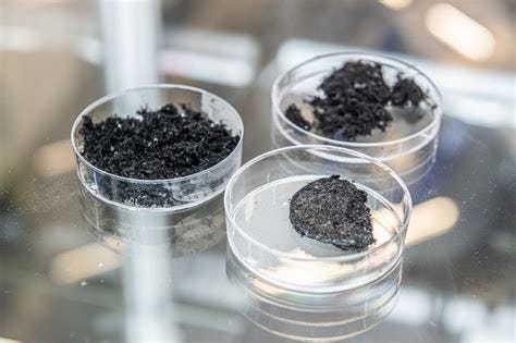 Svarte nanopartikler skaper milliarder av skadelige oksider / nanokapsler. Karbon nanotubes (CNT) er bare en av mange andre.