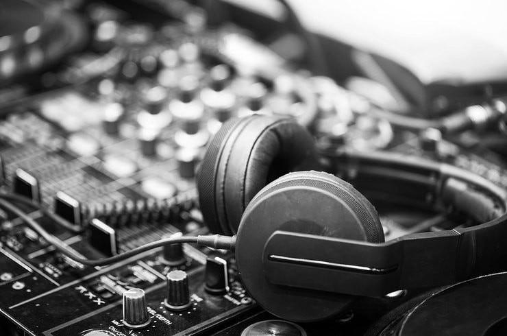 Sound control headphones billboard 1548