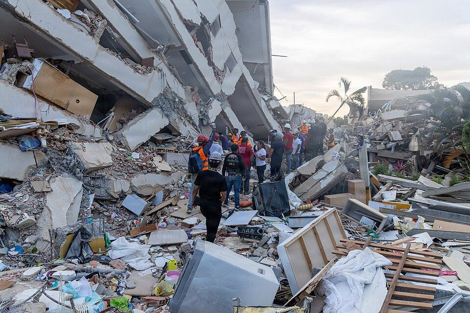 https://upload.wikimedia.org/wikipedia/commons/thumb/e/e2/LCF-24-_MRF_Search_%26_Rescue_Efforts_in_Venezuela_%289781661%29.jpg/960px-LCF-24-_MRF_Search_%26_Rescue_Efforts_in_Venezuela_%289781661%29.jpg