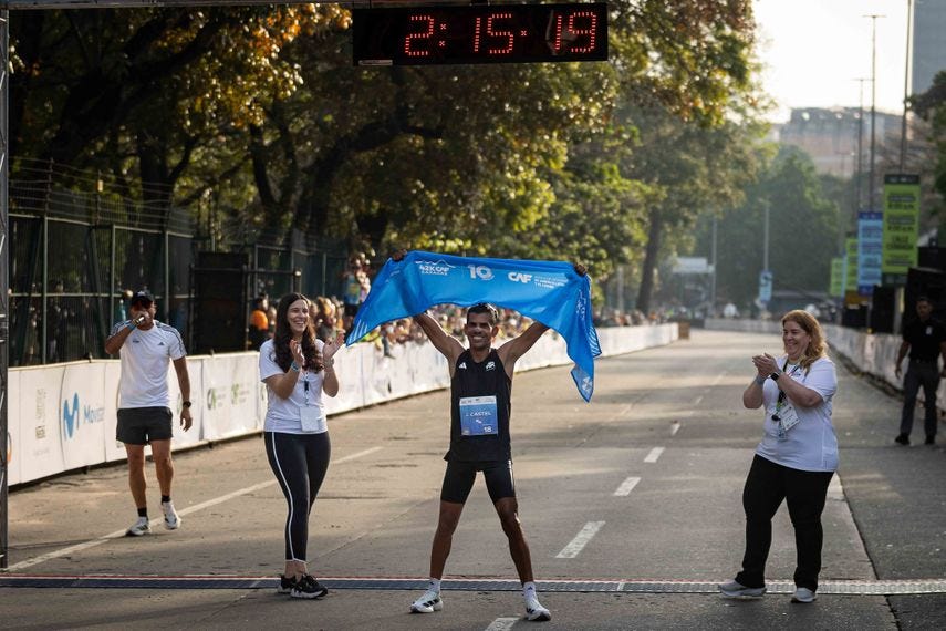 El panameño Jorge Castelblanco y la ecuatoriana Silvia Ortiz rompieron el récord en la distancia de 42k con un tiempo de 2:15:11 y 2:33:55
