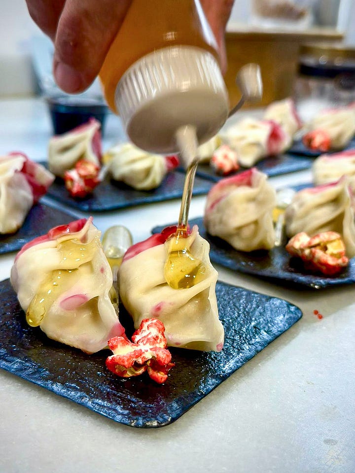 Eleazar Miranda, chef privado G.C  - Experiencia degustativa   Gyoza de pollo con 17 especias, salsa de ciruela agridulce y pincelada de tuno indio