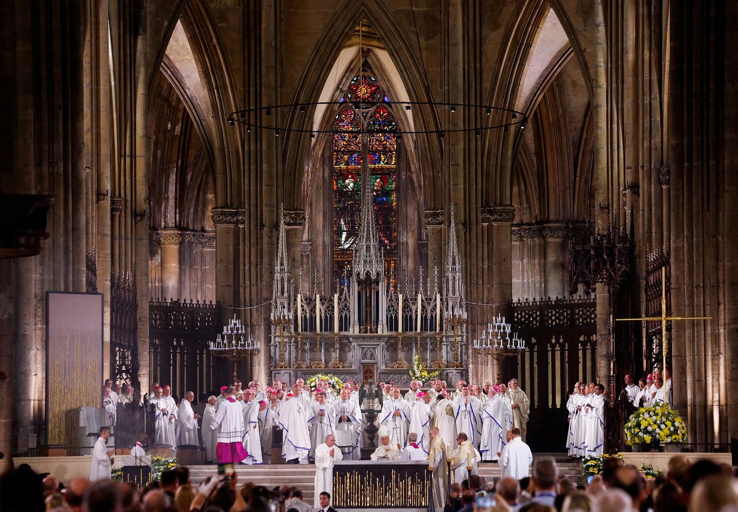 Wide view of the nave and stained glass of St. Stephen’s Cathedral in Metz during the papal Mass Wide view of the nave and stained glass of St. Stephen’s Cathedral in Metz during the papal Mass