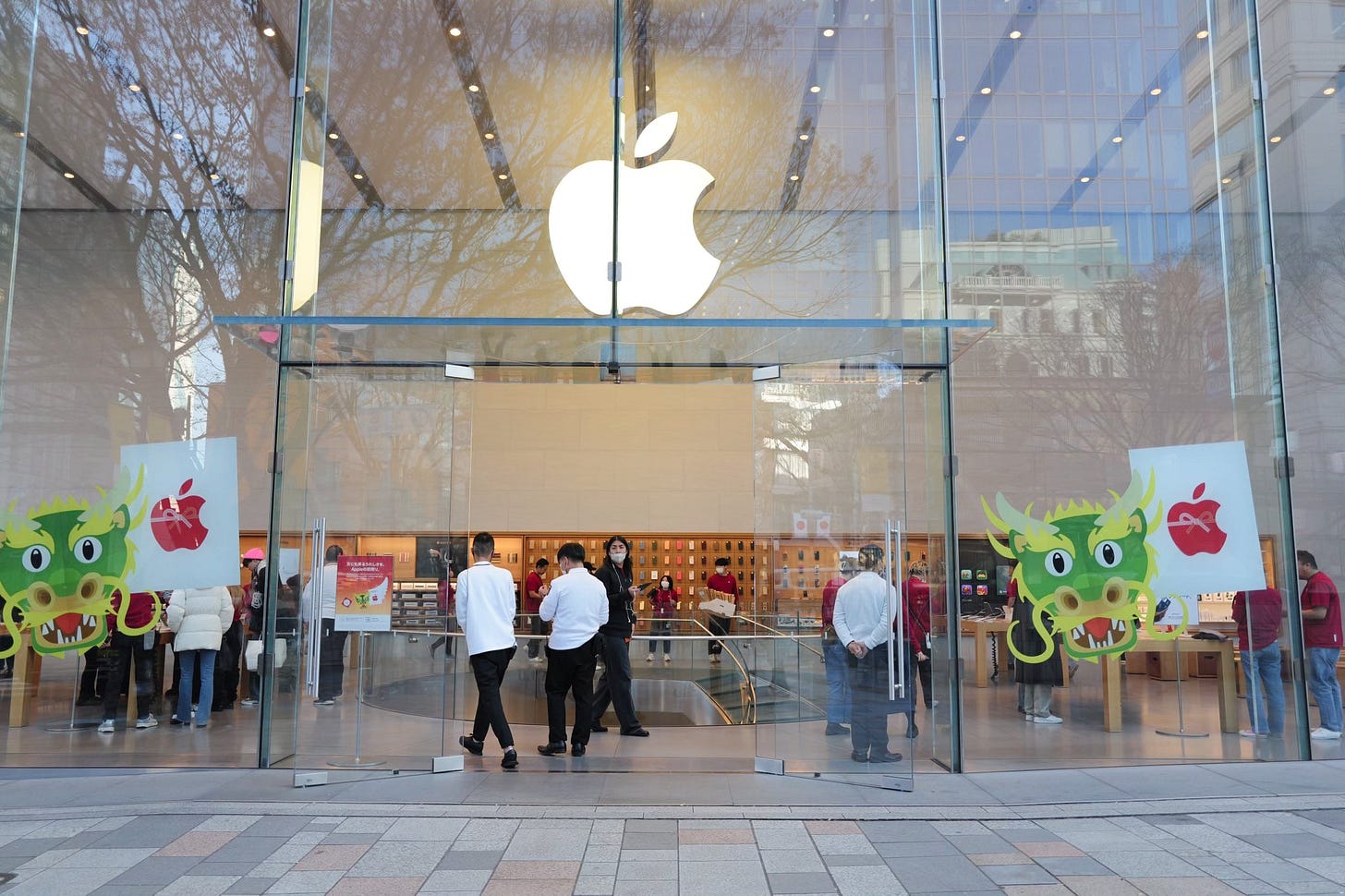 The windows of Apple Omotesando are decorated with year of the dragon vinyl decals. The windows of Apple Omotesando are decorated with year of the dragon vinyl decals.