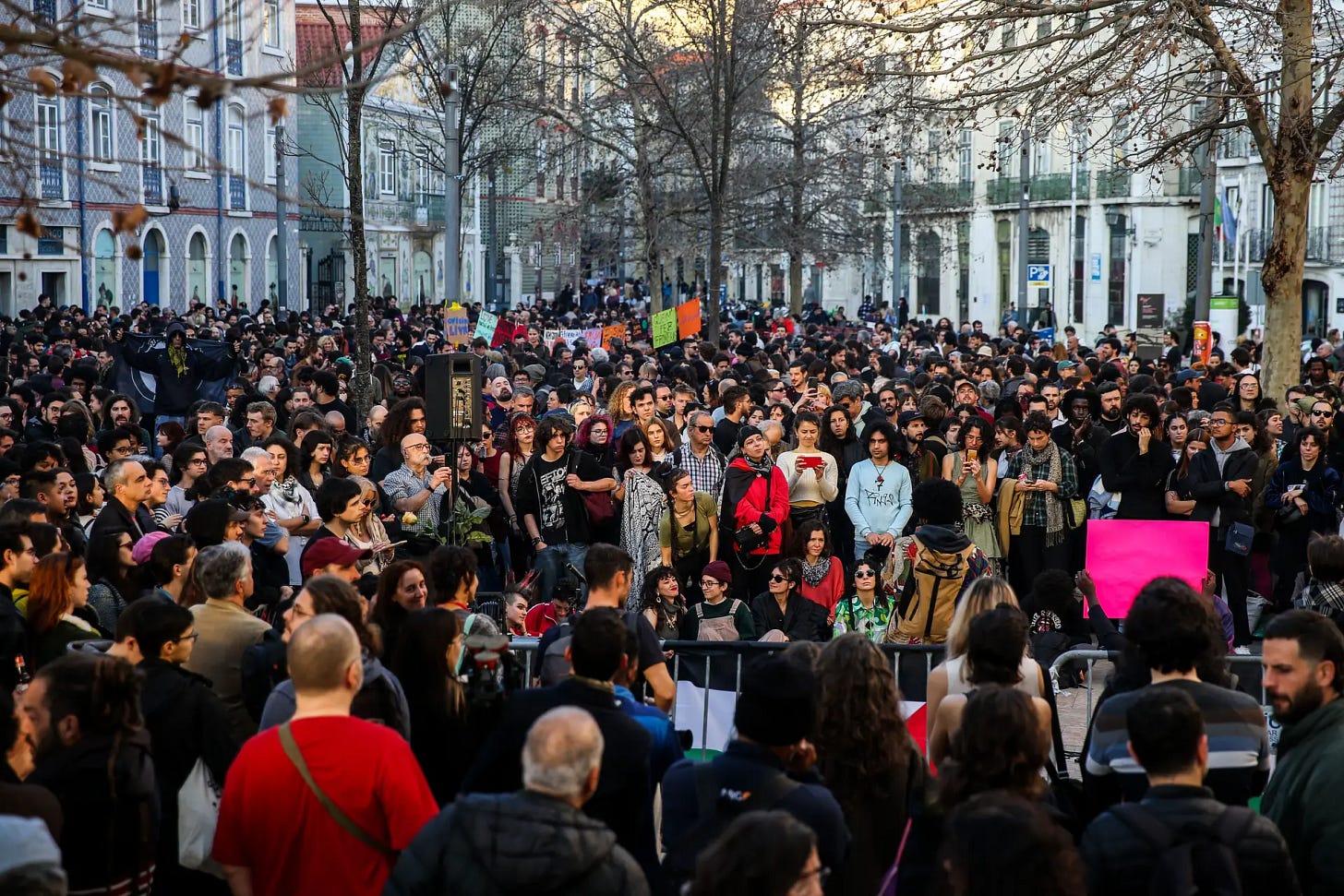 Em dia de marcha da extrema-direita, lojas e restaurantes fecharam as  portas no Martim Moniz e o Intendente encheu-se de gente - Expresso