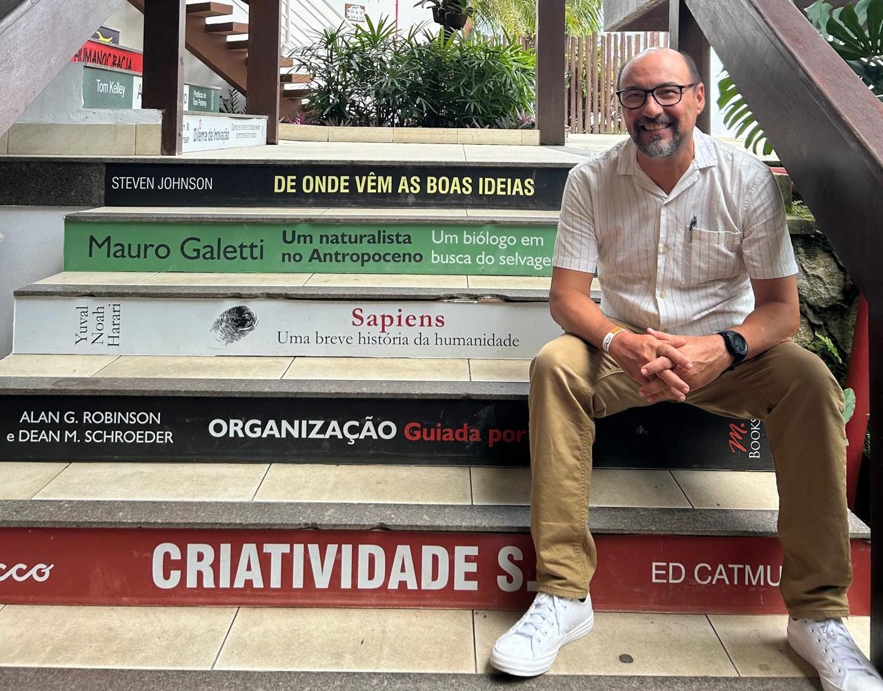 Homem sentado em banco

Descrição gerada automaticamente com confiança média