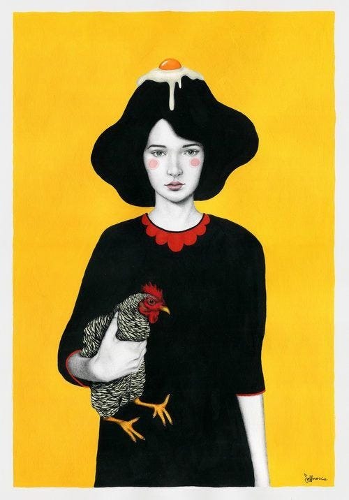 ilustração de uma mulher retratada até a altura do quadril, usando um vestido preto de manga 3/4; ela está com um ovo quebrado no topo da cabeça e segura uma galinha na mão direita