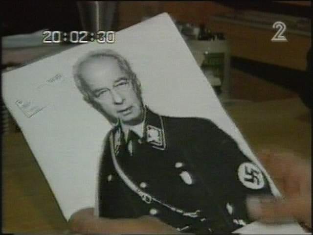 Um cartaz mostrando o falecido primeiro-ministro Yitzhak Rabin com uniforme nazista. O cartaz foi usado em uma manifestação contra Rabin semanas antes de seu assassinato, em novembro de 1995.