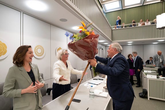 Senator Van Meenen congratulates initiators Becker and Paulusma