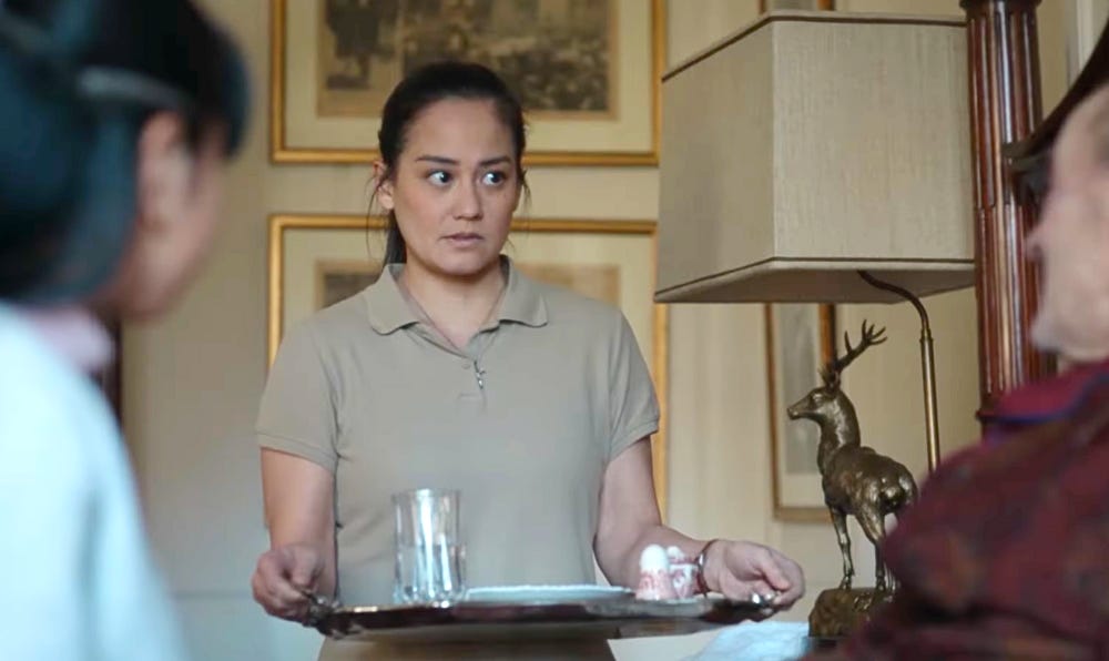 Capture d'écran du film Raging Grace où l'héroïne porte un plateau de service.