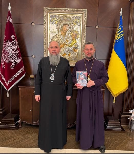 Serhii (Epiphany) Dumenko, head of Constantinople's OCU, gifts Gryshchuk a photo of himself. Serhii (Epiphany) Dumenko, head of Constantinople's OCU, gifts Gryshchuk a photo of himself.