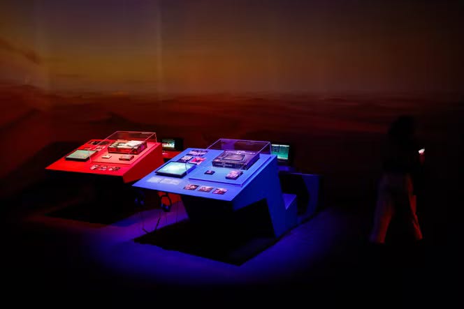 Une salle dédiée à la guerre entre les fabricants de consoles Nintendo et Sega, durant les années 1980 et 1990.