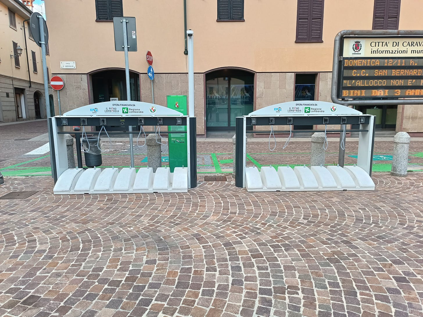 Stazione ricarica eBike Caravaggio 2 Stazione ricarica eBike Caravaggio 2