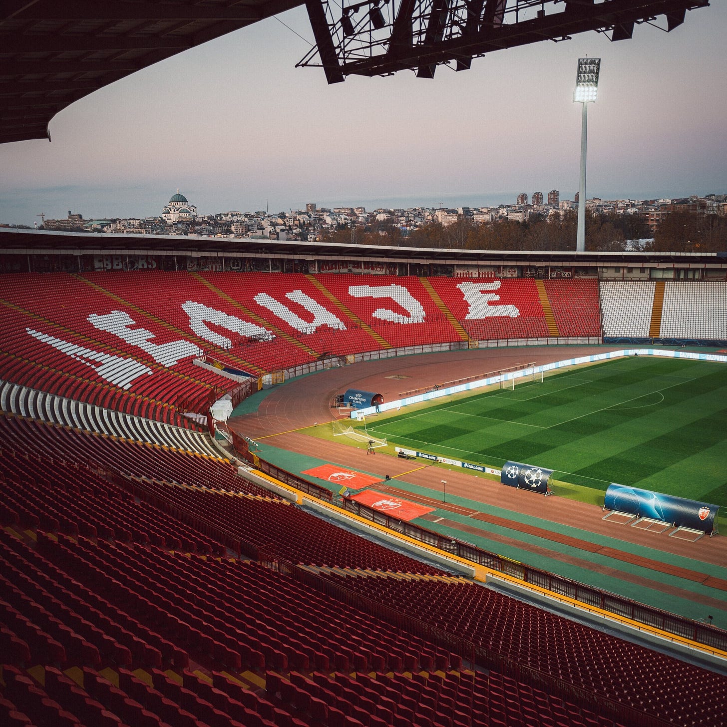 Det sagnomspundne Stadion Radio Mitic har officielt plads til 53.000 tilskuere, men i 1963 fik det plads til 108.000 tilskuere til et derby mod Partizan Beograd. Det førte til navnet Marakana efter det legendariske brasilianske Maracanã i Rio de Jan…