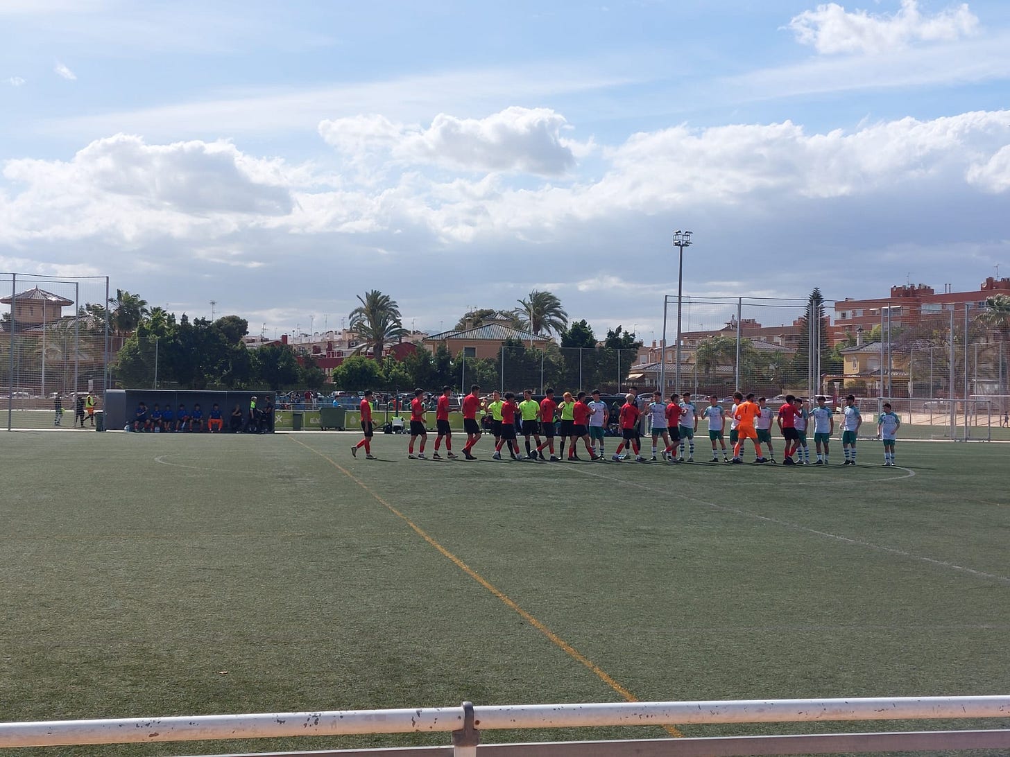 Los jugadores del Juvenil A y del Intangco se saludan antes del partido Los jugadores del Juvenil A y del Intangco se saludan antes del partido