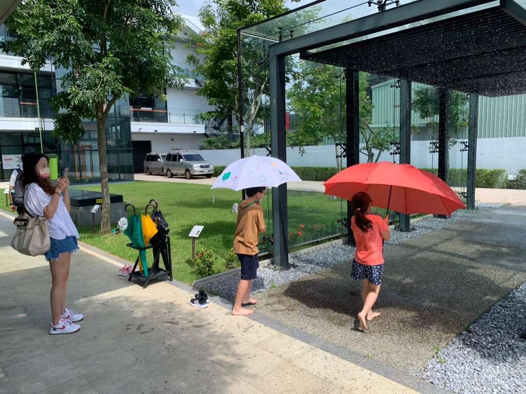 國巨洋傘文創園區降雨體驗|來源:桃園觀光導覽網 國巨洋傘文創園區降雨體驗|來源:桃園觀光導覽網