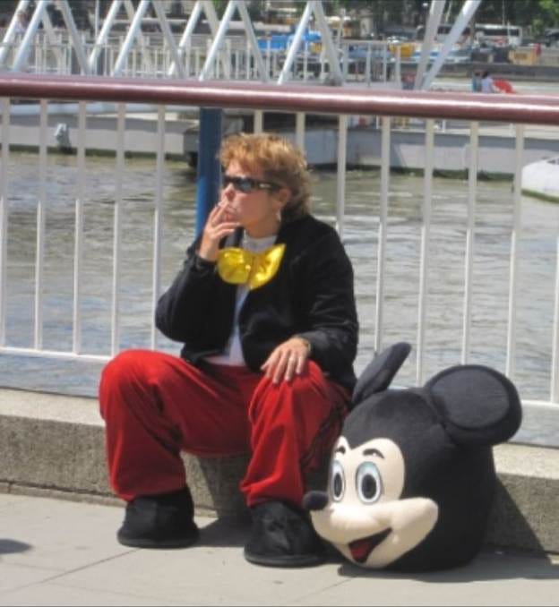 A person sitting next to a mouse

AI-generated content may be incorrect.