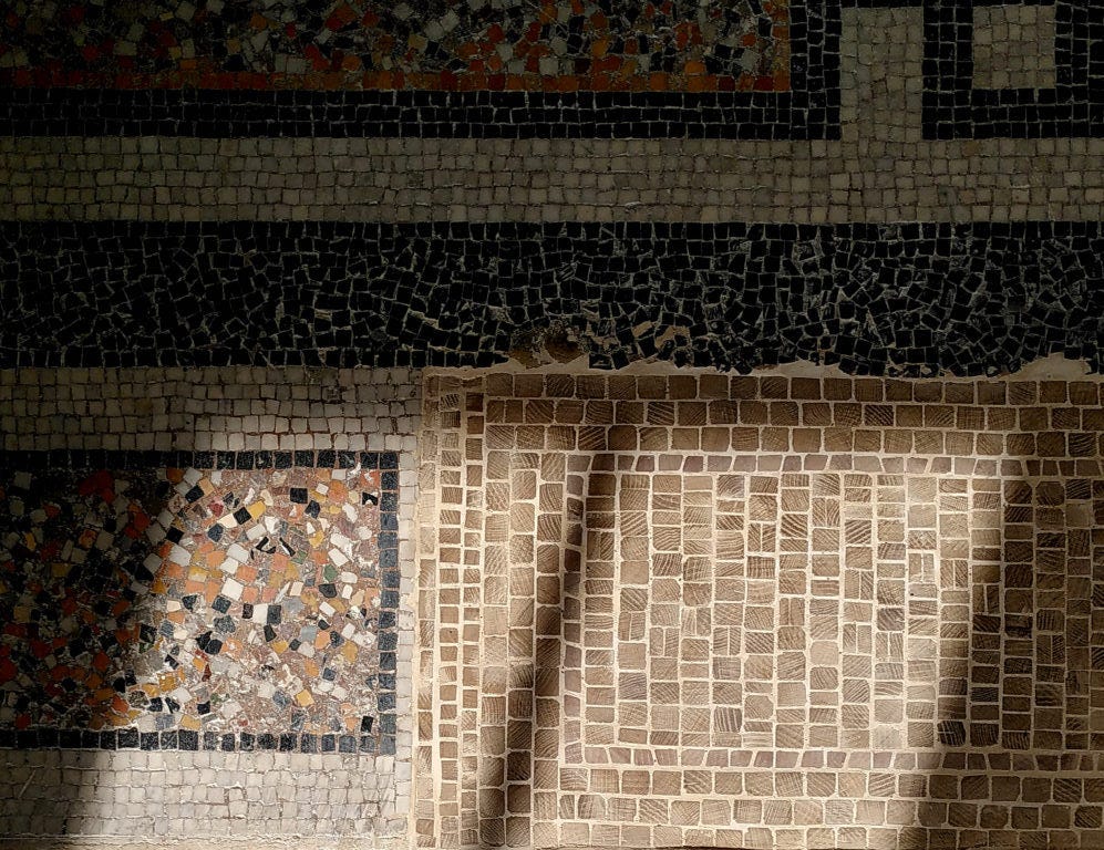 Mosaïque en bois debout, réalisée par Atelier R-are au niveau de l’emprise des murs démolis, avec les dernières chutes des portes en bois des bailleurs sociaux, ayant d’abord servi au treillage et platelage de la terrasse à la Maison des Canaux ©Grand Huit