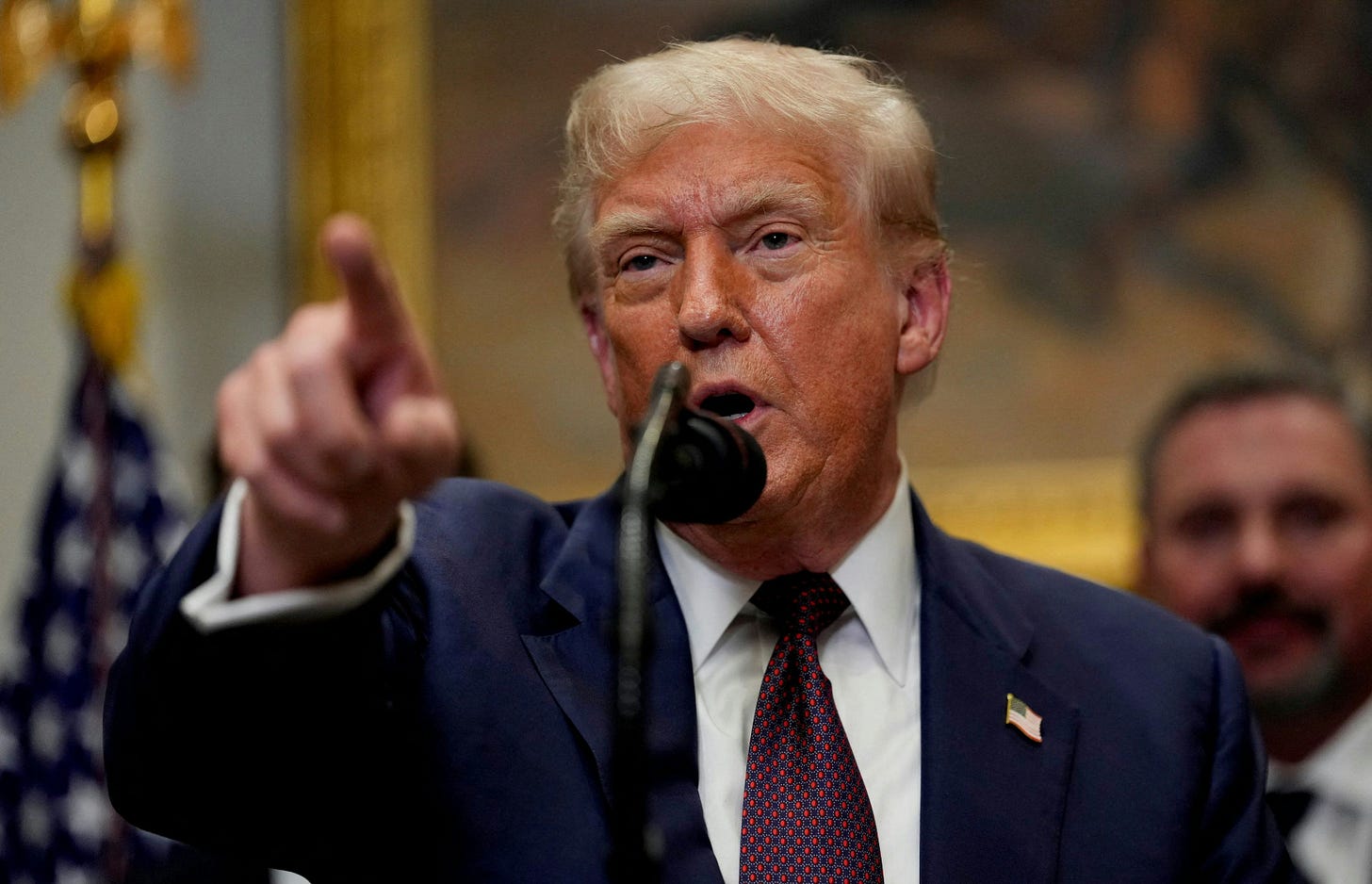 U.S. President Donald Trump points a finger as he delivers remarks in the  Roosevelt Room at the White House in Washington, D.C., U.S., July 31, 2025.  REUTERS/Kent Nishimura | Heute.at