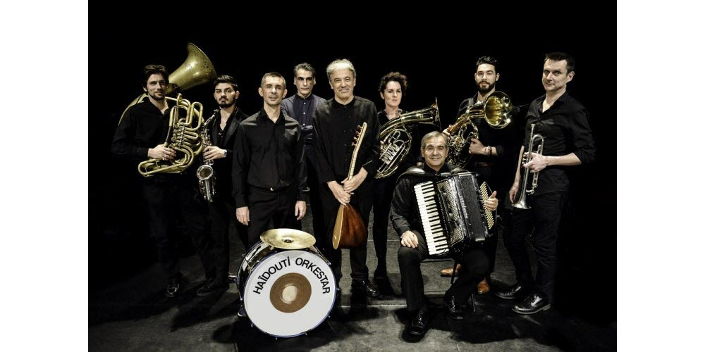 Accompagné par la chanteuse Edika Gunduz et la danseuse Nuria Rovira Salat, le groupe prône une manière de vivre ensemble.  Doc. remi s