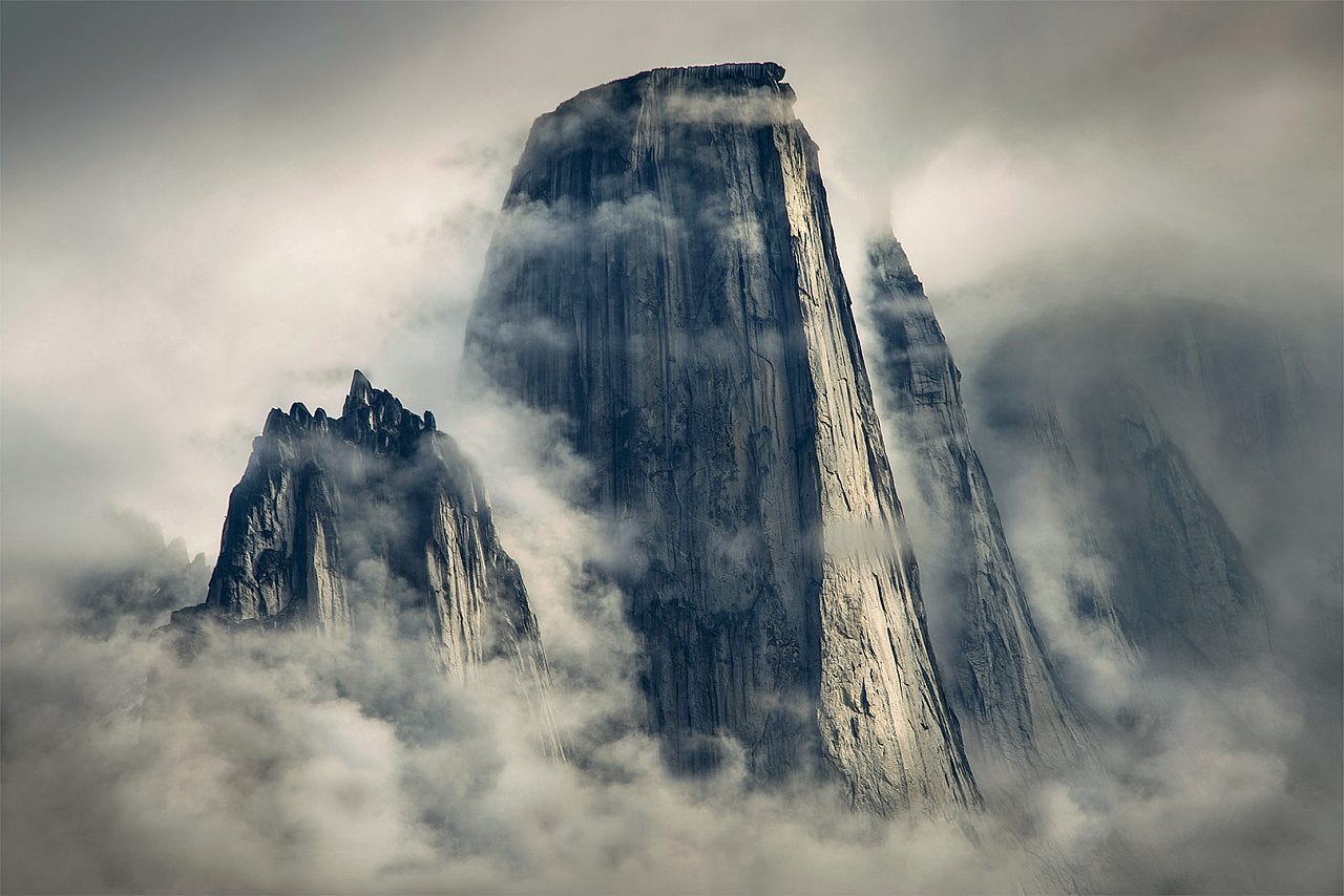 Góry wznoszące się nad fiordami Grenlandii (fot. Max Rive)