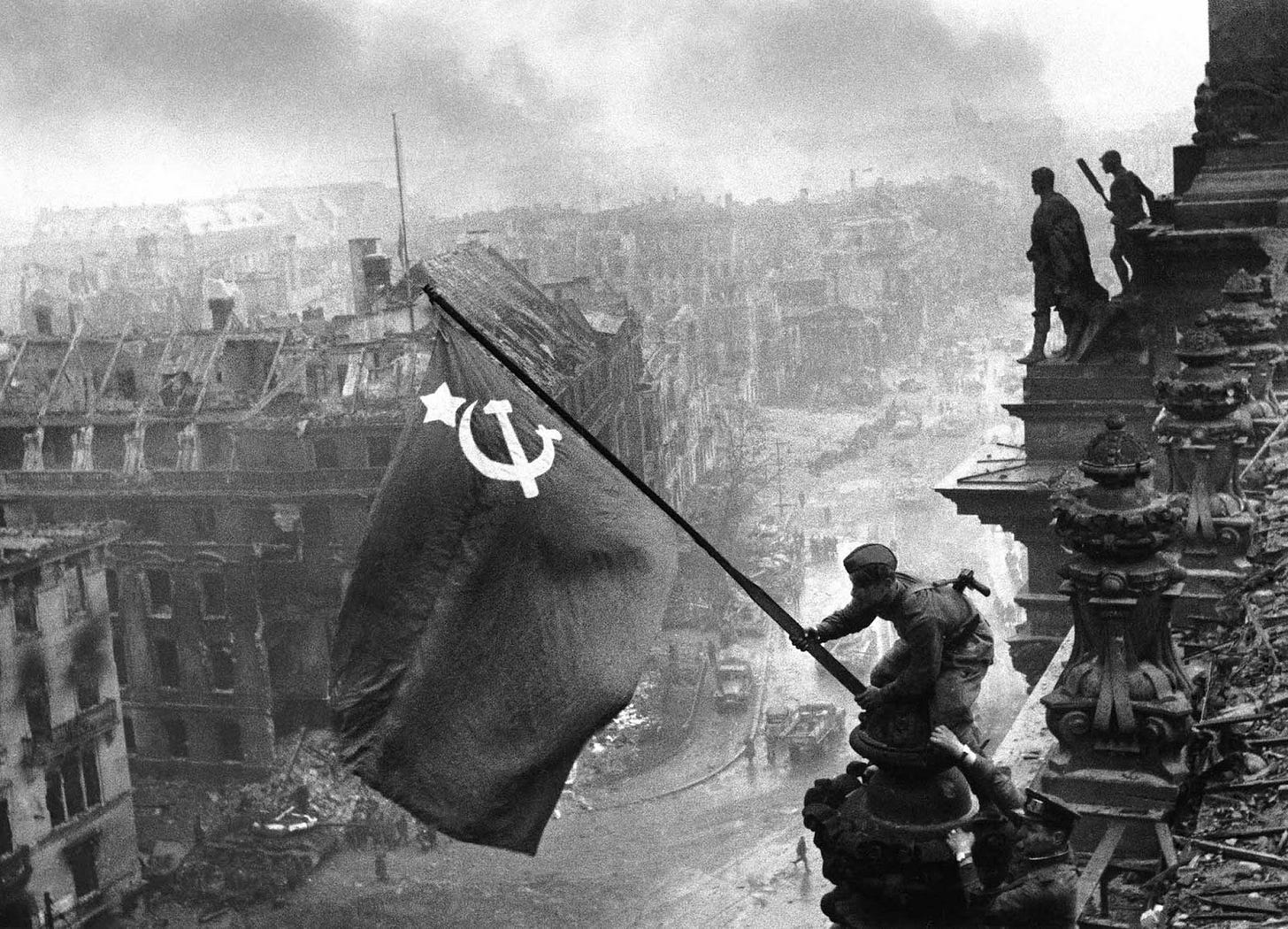 https://1.bp.blogspot.com/-J6Sm0SQ91Fg/VjGvFCulWMI/AAAAAAAAKCE/DoHkRJwUPNA/s1600/The%2BSoviet%2Bflag%2Bover%2Bthe%2BReichstag%252C%2B1945%2B%25281%2529.jpg