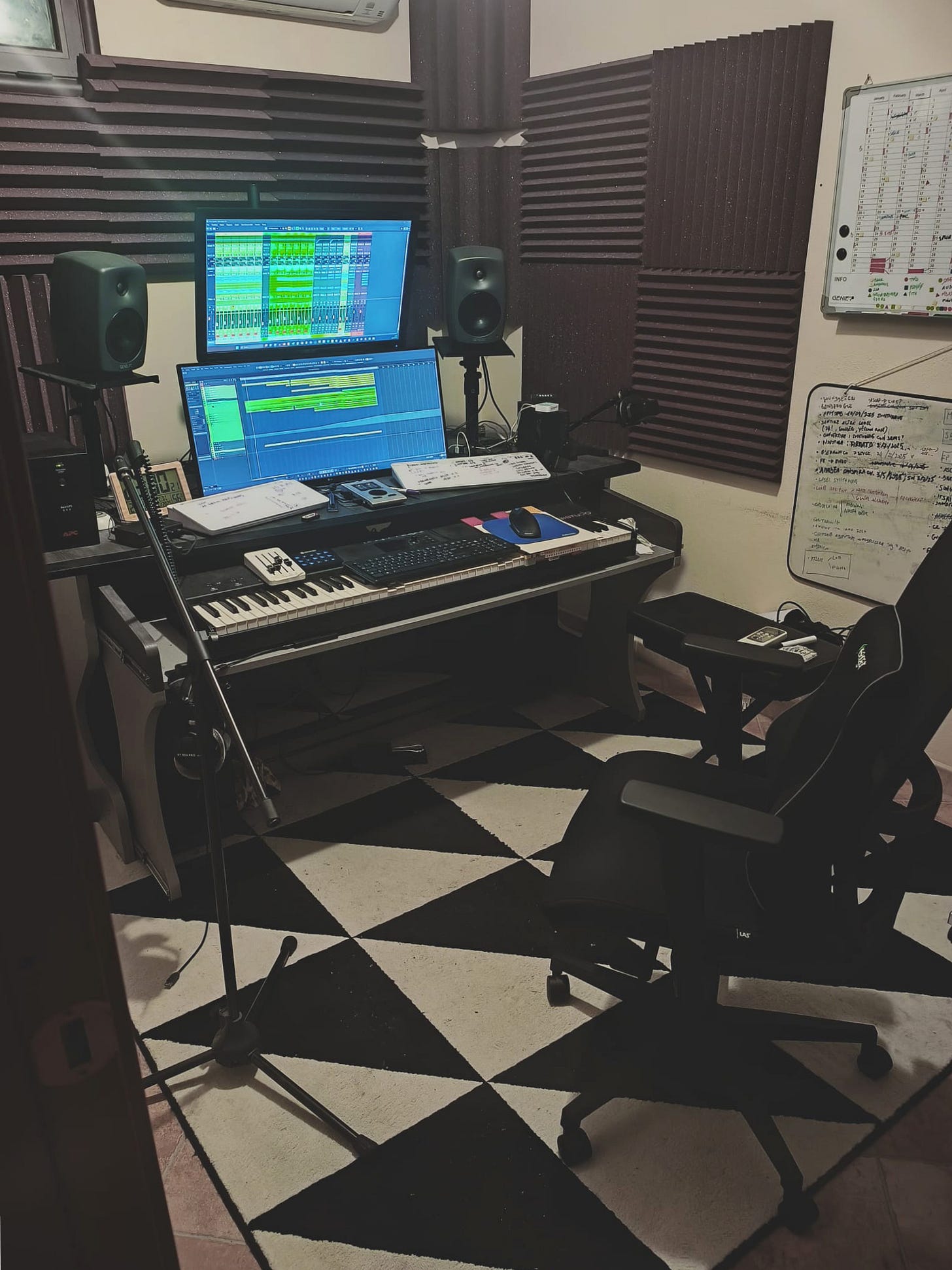 Studio di Emanuele Dentoni con tastiera MIDI, controller e DAW aperta; postazione essenziale per produzione di brani da sync. Studio di Emanuele Dentoni con tastiera MIDI, controller e DAW aperta; postazione essenziale per produzione di brani da sync.