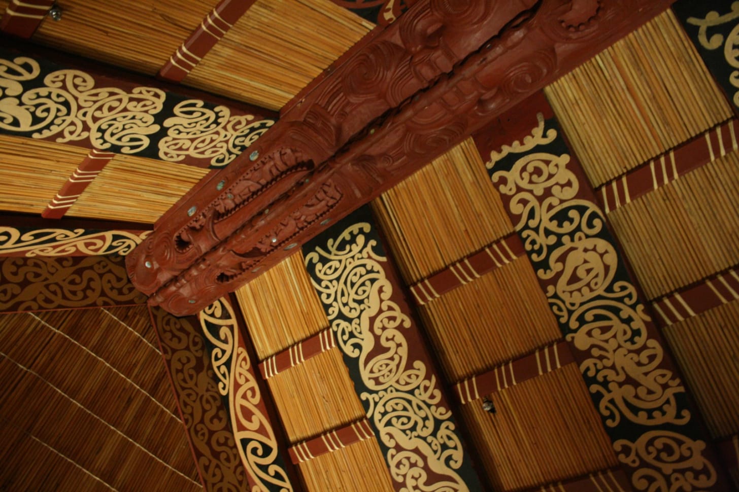 The ridgepole (tāhuhu) and perpendicular rafters (heke) from inside The ridgepole (tāhuhu) and perpendicular rafters (heke) from inside