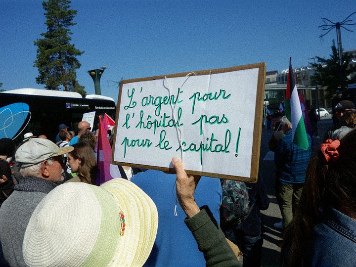 Militants défilant à Annecy le 1er mai pour défendre l'hopital