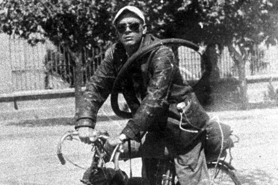 Ernesto Guevara con su bicimoto 
