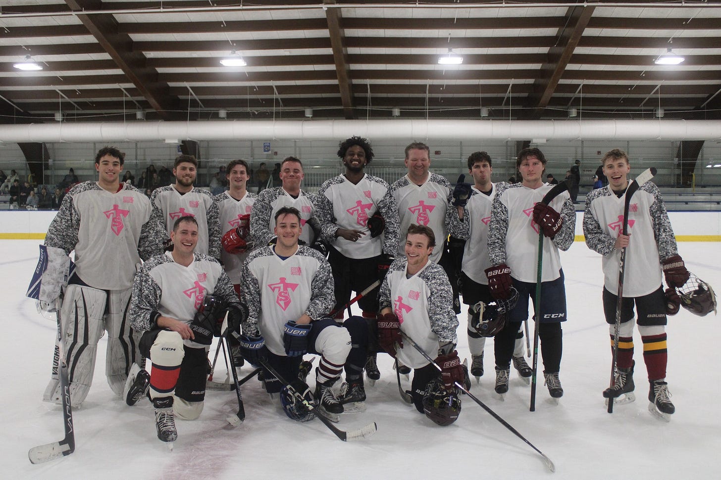 May be an image of hockey and text that says '喜 SELEr CON BUER'