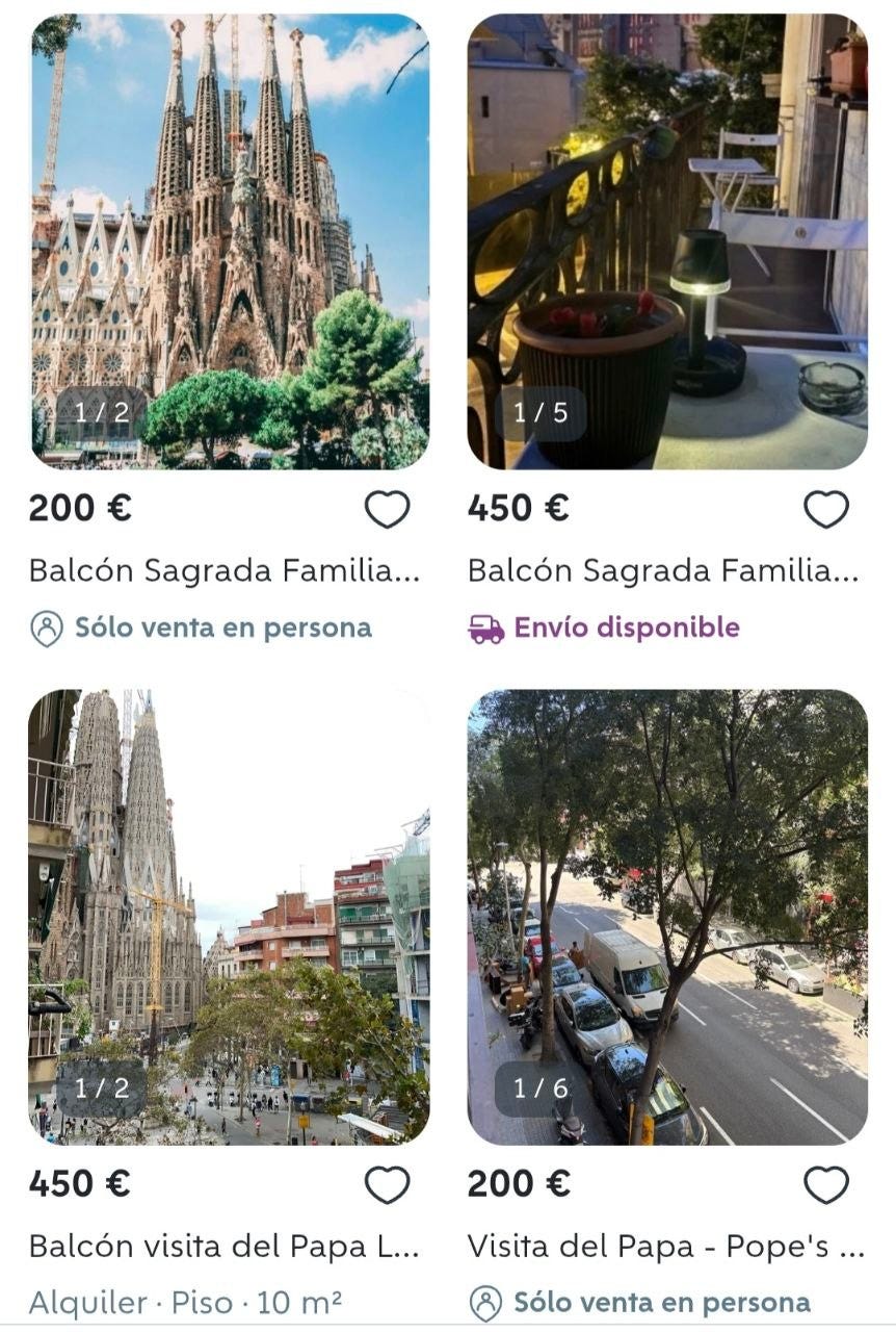 Screenshot di una griglia con quattro annunci di affitto/vendita di balconi con vista sulla Sagrada Família a Barcellona. Ogni riquadro mostra una foto della basilica o della strada, il prezzo (tra i 200€ e i 450€) e brevi descrizioni in spagnolo, come "Balcón Sagrada Familia" e "Visita del Papa".