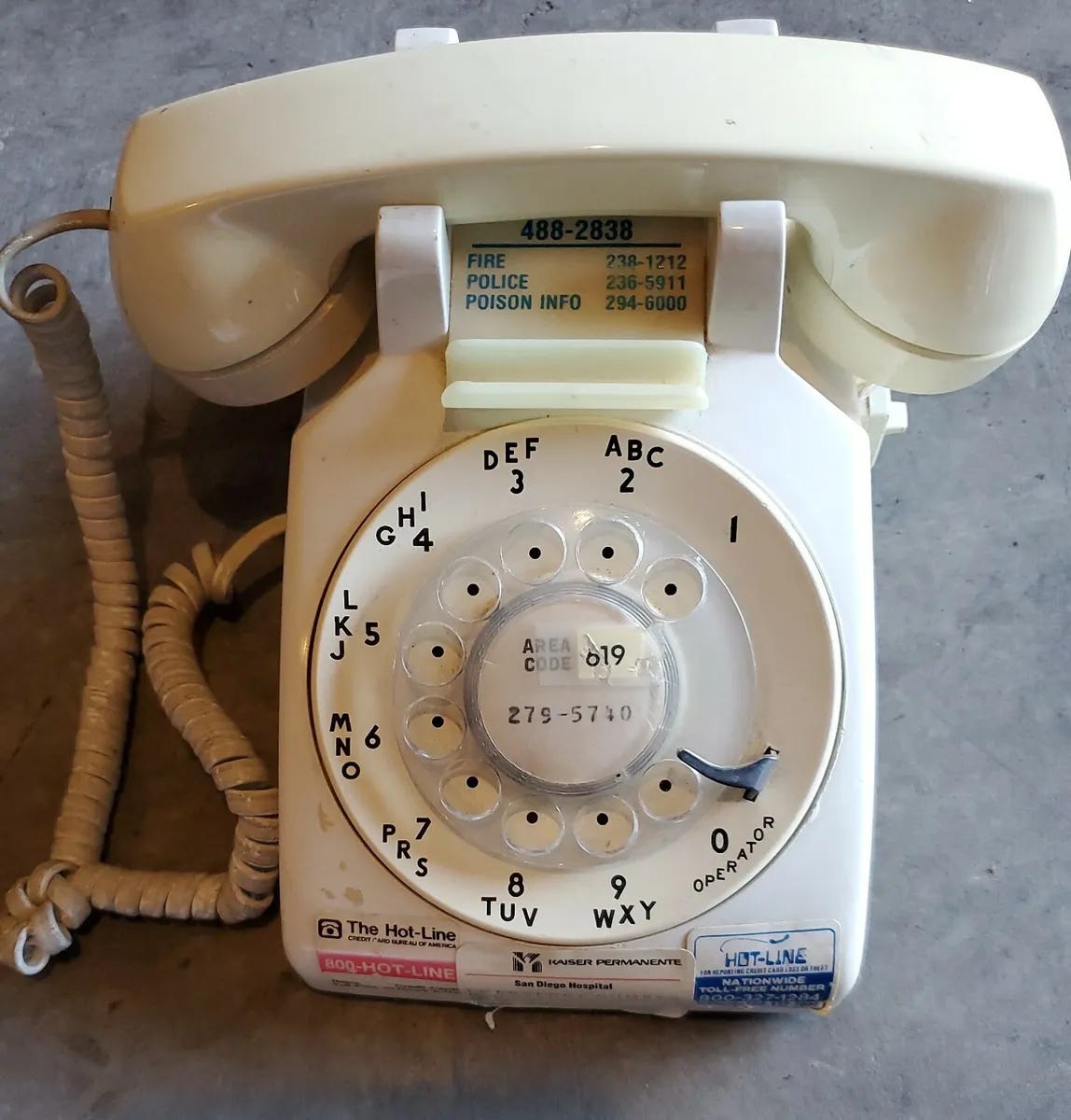 picture of old rotary telephone