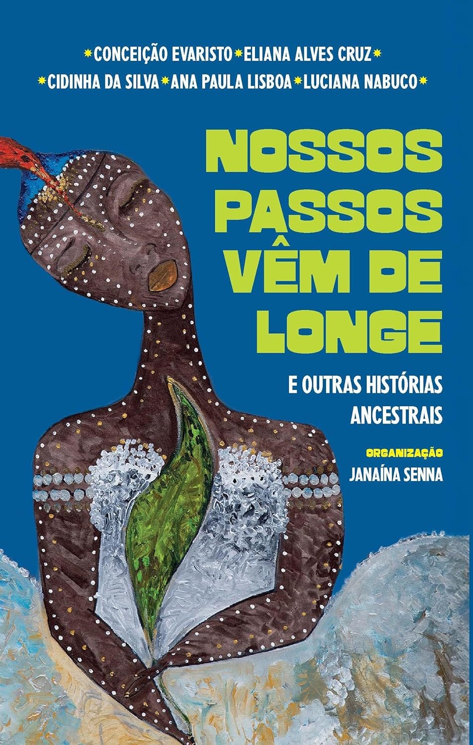 #descrevemospravocê  Nossos passos vêm de longe e outras histórias ancestrais. Organização Janaína Senna. Autoras: Conceição Evaristo, Eliana Alves Cruz, Cidinha da Silva, Ana Paula Lisboa e Luciana Nabuco.  A imagem é a capa do livro com fundo azul intenso. No canto esquerdo, há uma pintura de uma mulher negra de olhos fechados e expressão serena, inclinada para a esquerda. Seu corpo e rosto são cobertos por pontos brancos e dourados que lembram pinturas corporais e contas, com destaque para os cabelos decorados com vermelho e azul no topo. Ela veste um manto marrom adornado por flores brancas em relevo e folhas verdes ao centro, sugerindo conexão com a natureza e espiritualidade. O título “Nossos passos vêm de longe” está em letras grandes e verde-limão, e logo abaixo, em letras brancas, aparece “e outras histórias ancestrais”. No canto superior estão os nomes das autoras em letras brancas separadas por estrelas amarelas, enquanto no canto inferior direito aparecem “Organização Janaína Senna”, com “organização” em amarelo e o nome em branco. A composição visual destaca a força feminina negra e a ancestralidade, em uma estética de cores vibrantes e pintura com textura que remete à arte afro-brasileira.