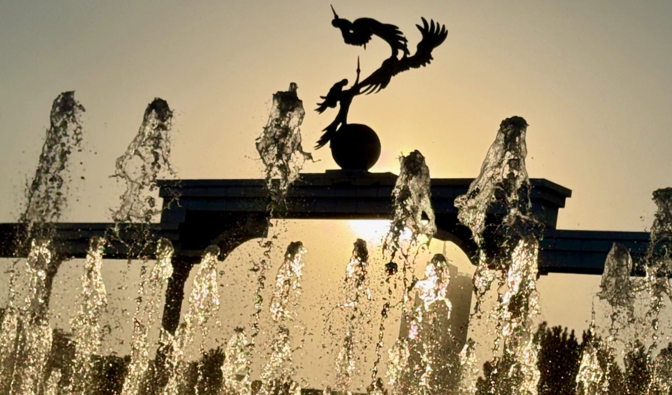A fountain with water splashing around it

AI-generated content may be incorrect.