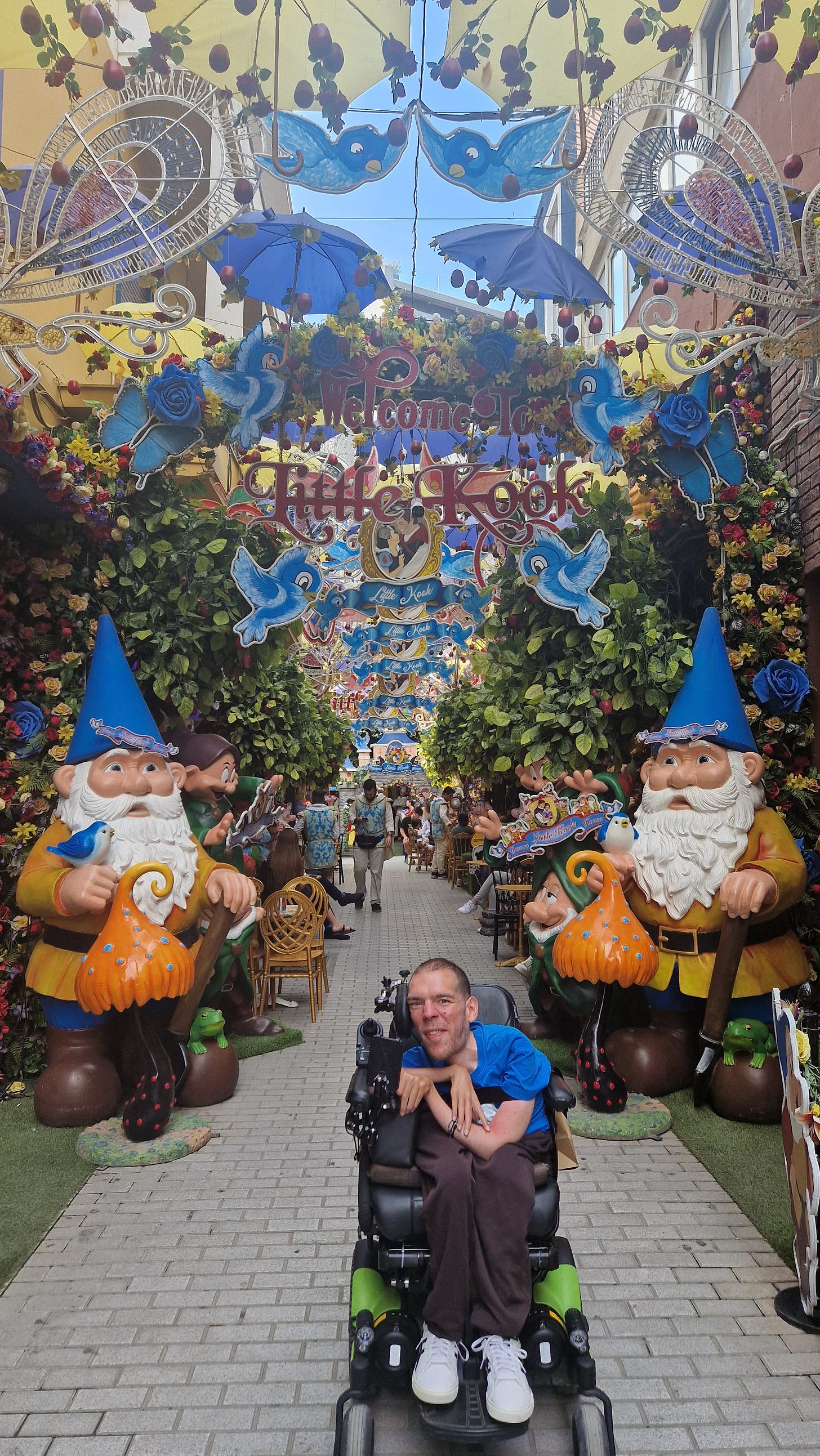 In Little Kook café, famous for its decorations In Little Kook café, famous for its decorations
